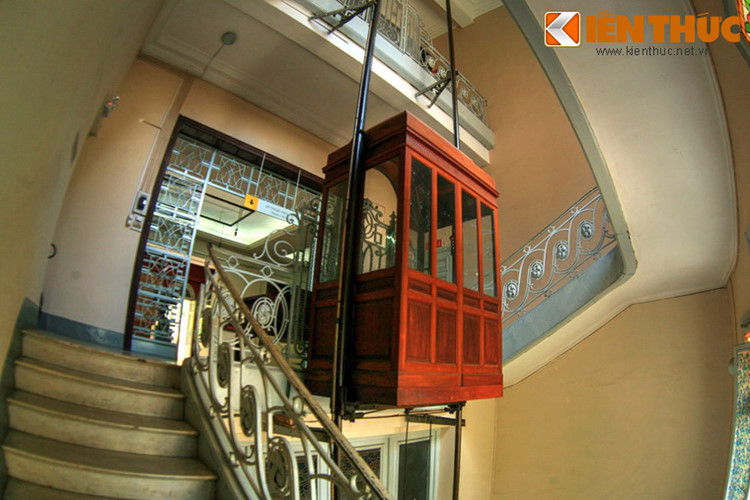 Đặc biệt, dinh thự chú Hỏa là một trong những công trình đầu tiên ở Sài Gòn có thang máy. Chiếc thang máy cổ xưa của công trình này vẫn còn hoạt động cho đến ngày nay.