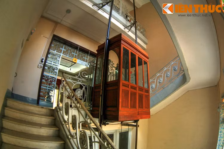 Đặc biệt, dinh thự chú Hỏa là một trong những công trình đầu tiên ở Sài Gòn có thang máy. Chiếc thang máy cổ xưa của công trình này vẫn còn hoạt động cho đến ngày nay.