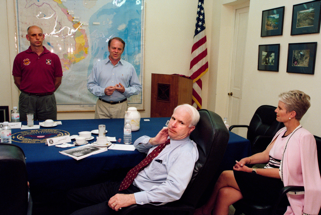 Ông McCain và phu nhân tại văn phòng MIA - cơ quan phụ trách việc tìm kiếm hài cốt lính Mỹ mất tích thời chiến tranh Việt Nam - tại Hà Nội. Ảnh: Philip Jones Griffiths/ Magnum.