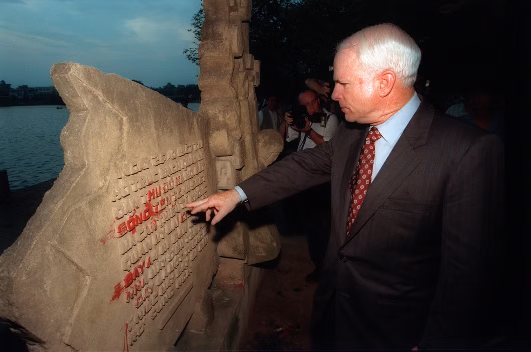 Cựu phi công chiến đấu Mỹ ghé thăm đài kỷ niệm sự kiện ông bị bắn rơi ở Hà Nội ngày 26/10/1967. Ảnh: Philip Jones Griffiths/ Magnum.