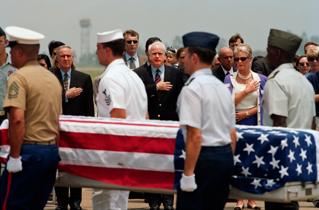 Ông McCain và Đại sứ Mỹ Peter Peterson trong buổi lễ hồi hương hài cốt lính Mỹ thời chiến tranh Việt Nam. Ảnh: Philip Jones Griffiths/ Magnum.