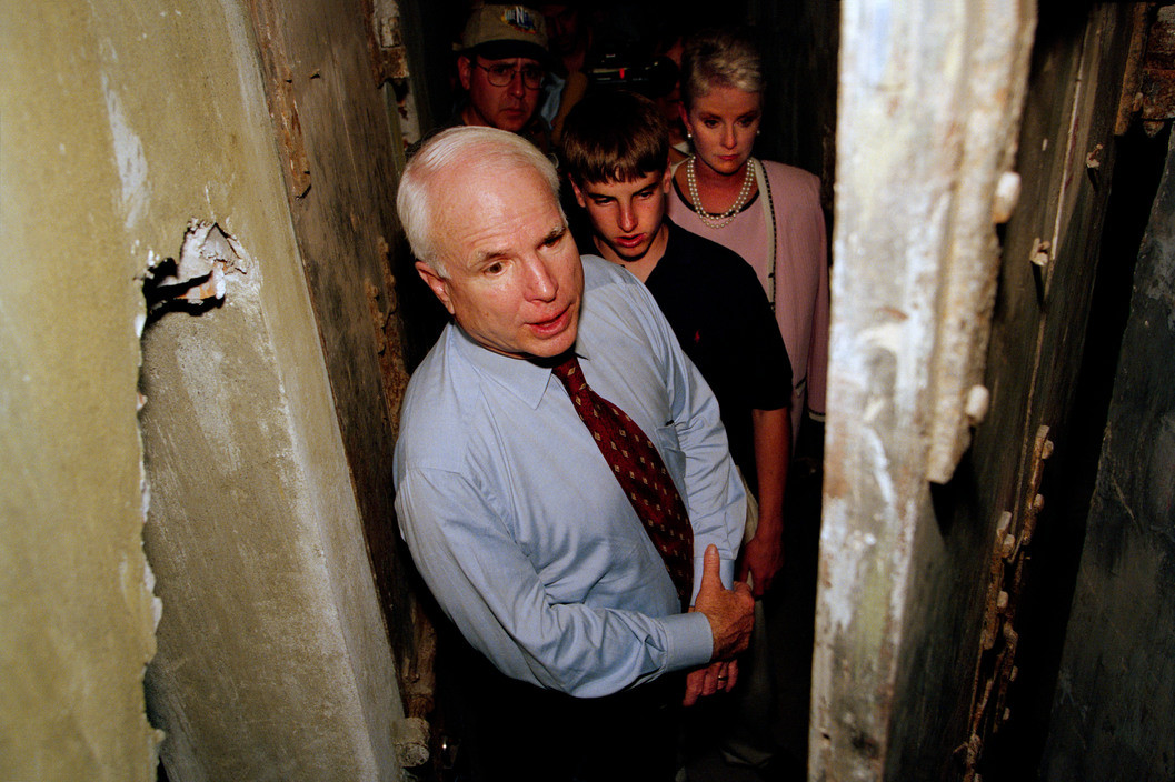 Ông McCain khám phá di tích Nhà tù Hỏa Lò, lúc này chỉ còn được giữ lại một phần nhỏ so với thời kỳ ông bị giam giữ ở đây. Ảnh: Philip Jones Griffiths/ Magnum.