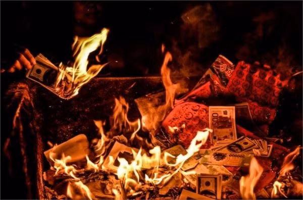 Trên báo Vietnamnet, nhà nghiên cứu văn hóa Trịnh Sinh cho rằng kiêng kỵ trong tháng cô hồn là thiếu cơ sở khoa học, chỉ là thói quen và tâm lý có kiêng có lành của người Việt. Ảnh: Báo Giao Thông.