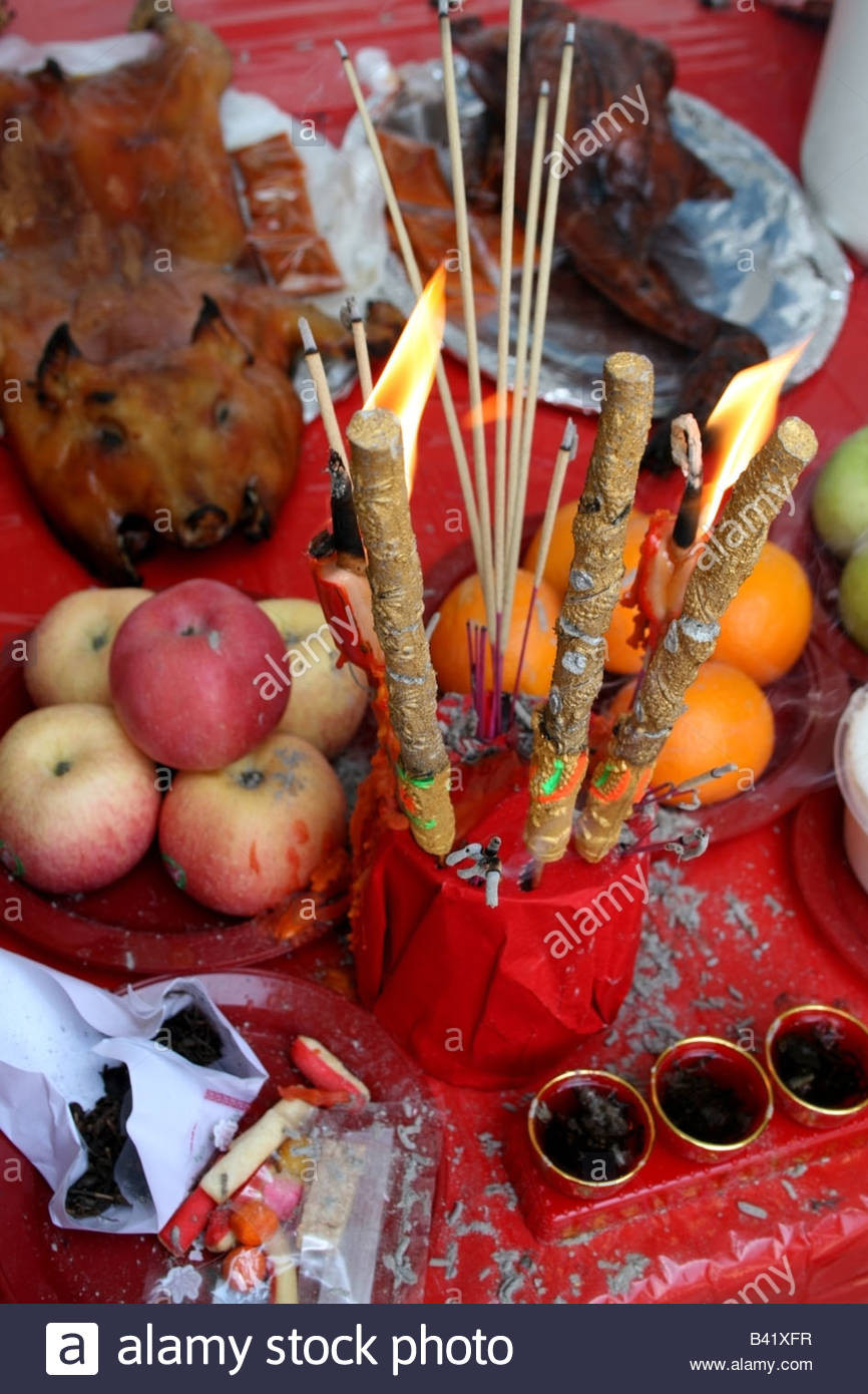 Trên mâm cỗ cúng Rằm tháng bảy, một chú vịt nguyên con sẽ được bày trang trọng cùng các món ăn truyền thống khác. Ảnh: Alamy.