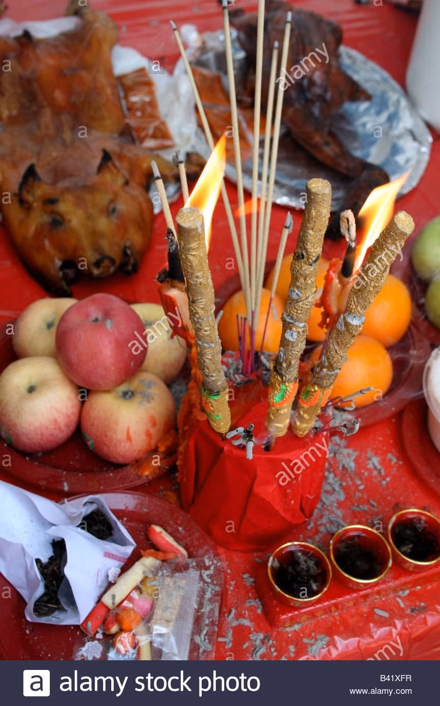 Trên mâm cỗ cúng Rằm tháng bảy, một chú vịt nguyên con sẽ được bày trang trọng cùng các món ăn truyền thống khác. Ảnh: Alamy.