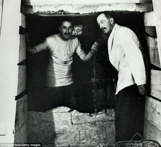 5. Nhà Ai Cập học Ai Cập Aaron Ember là bạn của nhiều người đã có mặt khi ngôi mộ được mở ra, bao gồm cả Hebert George - nạn nhân đầu tiên của lời nguyền. Ember qua đời vào năm 1926, khi ngôi nhà của ông ở bị thiêu rụi không rõ nguyên nhân. Ảnh: Trivia Happy.