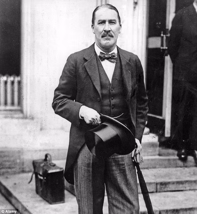 9. Nhà khảo cổ Howard Carter là người đầu tiên xâm nhập mộ vua Tut. Dường như ông đã không bị "nguyền" khi qua đời ở tuổi 64 do ung thư, hàng chục năm sau cuộc khai quật. Ảnh: Daily Mail.