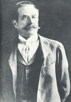 4. Nhà khảo cổ người Anh Hugh Evelyn-White đã đến thăm mộ của vua Tut và có thể đã giúp khai quật địa điểm này. Năm 1924, ông tự sát bằng cách treo cổ sau khi để lại bức thư viết bằng máu với thông điệp "Tôi đã chịu thua, lời nguyền buộc tôi phải biến mất". Ảnh: All That's Interesting.