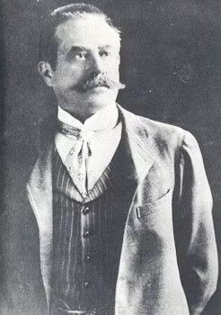 4. Nhà khảo cổ người Anh Hugh Evelyn-White đã đến thăm mộ của vua Tut và có thể đã giúp khai quật địa điểm này. Năm 1924, ông tự sát bằng cách treo cổ sau khi để lại bức thư viết bằng máu với thông điệp "Tôi đã chịu thua, lời nguyền buộc tôi phải biến mất". Ảnh: All That's Interesting.