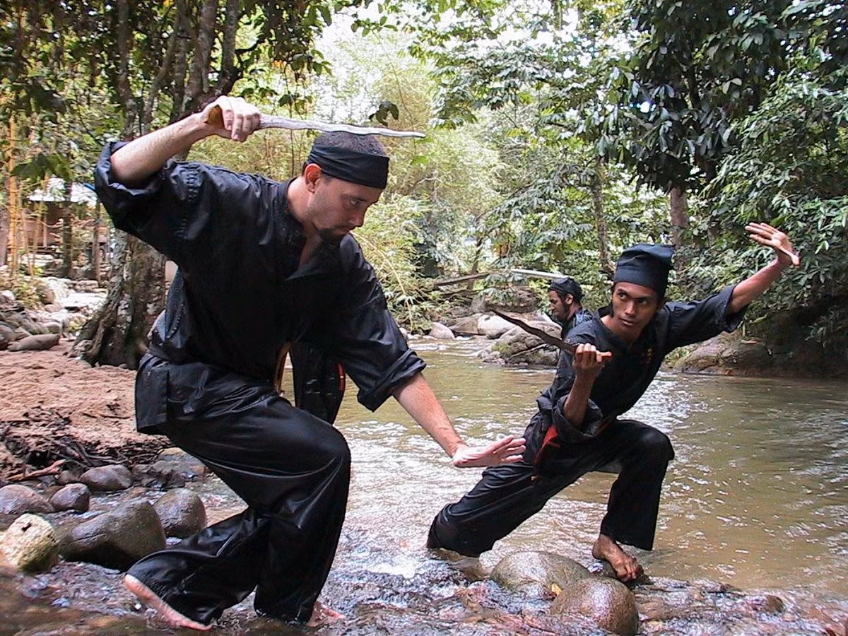 Theo truyền thuyết của Malaysia, vị tổ sư sáng lập môn võ Pencak silat là Hangtuah. Vào thế kỷ 15, Hangtuah đã đi cùng với bốn người bạn đến núi Rundock để gặp Adi Putera học những nghệ thuật tự vệ, điều mà sau này ông đã đem ứng dụng vào trong môn Pencak Silat. Ảnh: Pinterest.