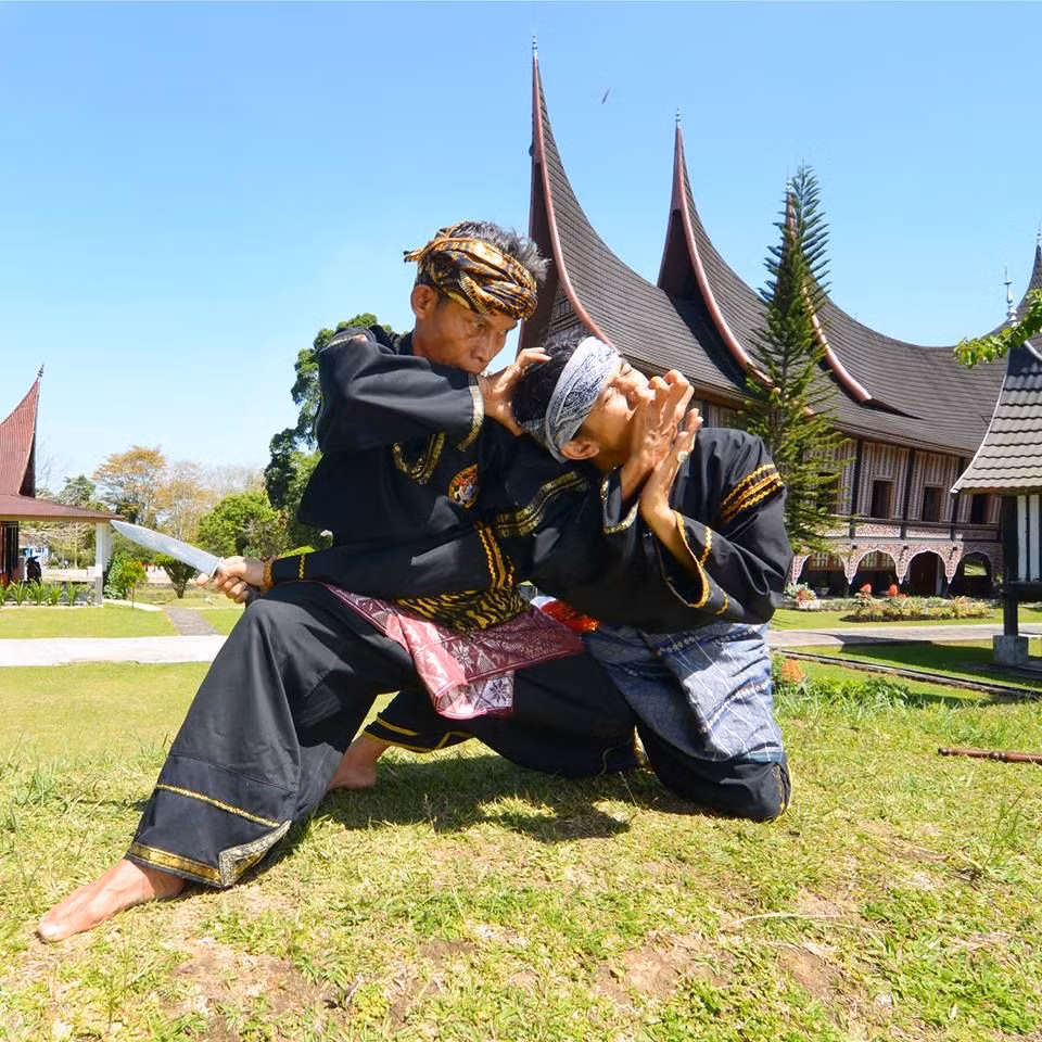 Ngày nay, môn Pencak Silat có rất nhiều kiểu đánh khác nhau vì mỗi võ sĩ pencak silat đều có thể tự sáng tác ra các động tác cho riêng mình để làm phong phú cho môn phái. Ảnh: Pinterest.