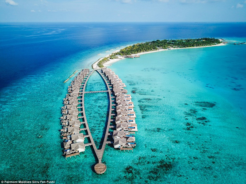 Fairmont Maldives Sirru Fen Fushi là khu nghỉ dưỡng cao cấp gồm những biệt thự được xây dựng trên đảo san hô nguyên sơ, cái tên được dịch sang tiếng Anh có nghĩa là Đảo nước bí mật .
