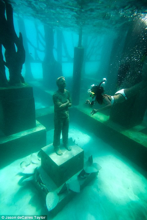 Phòng trưng bày bán ngập nước sẽ biến mất khi thủy triều lên và xuất hiện trở lại khi thủy triều xuống. Du khách đến đây có thể kết hợp lặn với thưởng thức nghệ thuật.