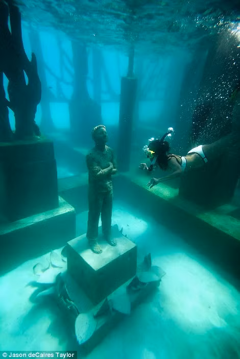 Phòng trưng bày bán ngập nước sẽ biến mất khi thủy triều lên và xuất hiện trở lại khi thủy triều xuống. Du khách đến đây có thể kết hợp lặn với thưởng thức nghệ thuật.