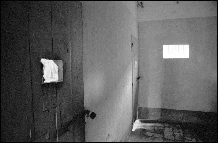 Bệnh viện Tâm thần Hà Nội được xây dựng phát triển từ Bệnh xá Tinh thần kinh từ năm 1963. Ngày 5/7/1968, bệnh viện chính thức thành lập với cơ sở ban đầu gồm 100 giường bệnh và 53 cán bộ công nhân viên. Ảnh: Larry Towell/ Magnums.