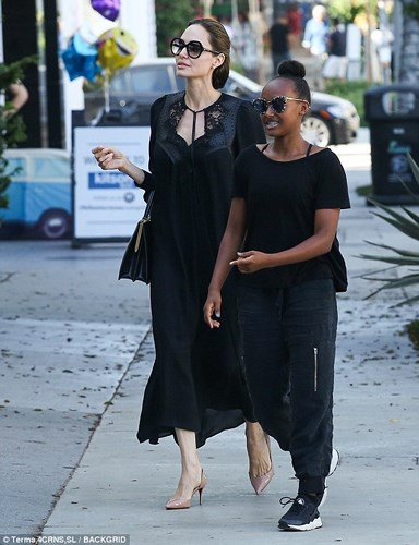 Mặc dù ở tuổi U50 nhưng cô cũng vẫn rất xinh đẹp, rạng ngời mỗi khi xuất hiện.