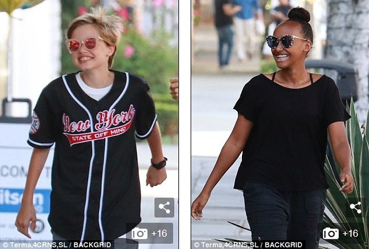 Đặc biệt, bé Shiloh và Zahara đều cười rất tươi khi được theo chân mẹ ra phố và đi sắm đồ mới.