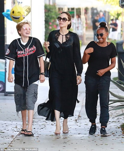  Angelina Jolie bị bắt gặp khi đang đi mua sắm cùng hai con - bé Shiloh, 12 tuổi và Zahara, 13 tuổi ở Los Angeles vào ngày 21/8 vừa qua.