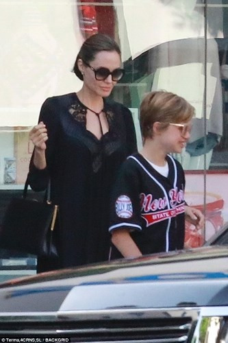 Angelina Jolie được cho là đã cố gắng chia rẽ các con với Brad Pitt. Chính vì điều này mà quan hệ giữa Brad và 6 đứa con của cô càng trở nên căng thẳng, đặc biệt là quan hệ giữa Brad và các cậu con trai.