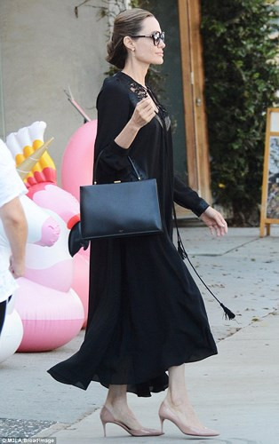 Xinh đẹp nổi tiếng, Angelina Jolie luôn xuất hiện với những bộ trang phục rất thanh lịch, sang trọng nhưng không hề kém phần quyến rũ.