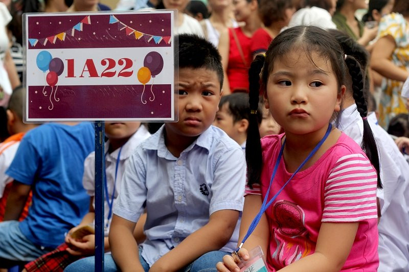 Học sinh của trường này phải nghỉ vào một số ngày trong tuần và có thể phải học bù vào thứ 7, Chủ nhật.