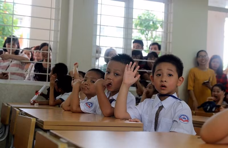 Chị Hoàng Thi Xuân (chung cư HH Linh Đàm, Hoàng Liệt) có con vào lớp 1 trường Tiểu học Chu Văn An lo lắng: “Nếu năm học này các con vẫn phải học luân phiên như những năm trước thì rất vất vả và bất tiện cho bố mẹ.Ví dụ ngày con được nghỉ học thì bố mẹ lại phải đi làm. Chưa kể lớp có sĩ số quá đông, cô giáo sẽ không sát sao đến từng học sinh”.