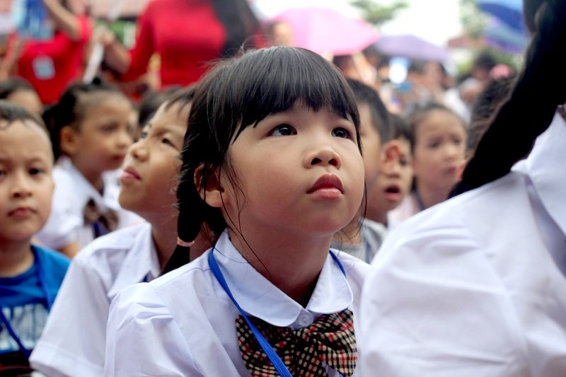 Ông Nguyễn Thế Hùng – Chủ tịch Hội đồng nhân dân phường Hoàng Liệt cho biết, hiện tại toàn phường Hoàng Liệt có 78 chung cư, trong đó có những tòa lên tới gần 1.000 hộ dân sinh sống. Số lượng trẻ đi học có thể sẽ tiếp tục tăng lên khi một số chung cư sắp hoàn thiện và đi vào sử dụng.Trong khi đó, cả phường chỉ có 2 trường là Trường Tiểu học Hoàng Liệt và Trường Tiểu học Chu Văn An.