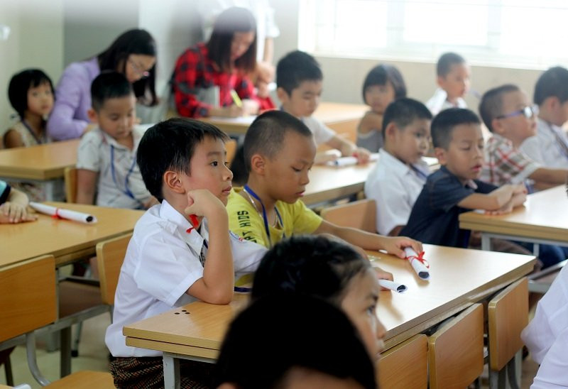 “Tuy nhiên sự gia tăng cơ học về dân số với tốc độ chóng mặt như hiện nay, nếu chỉ xây dựng thêm một trường Tiểu học vẫn chưa thể đáp ứng được hết nhu cầu của các hộ dân sinh sống trên địa bàn” – Ông Hùng khẳng định.