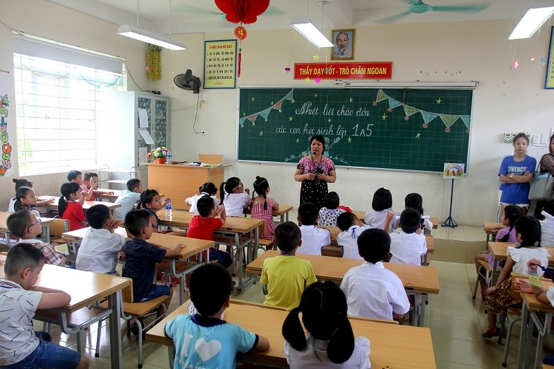 Cô Thêu cho biết, đây là đặc thù chung của các trường thuộc những địa bàn đông dân và có tốc độ đô thị hóa nhanh chóng. “Nhà trường phải rất cố gắng đồng bộ cả về cơ sở hạ tầng và đội ngũ nhân sự để có thể đón học sinh lớp 1 vào trường”.