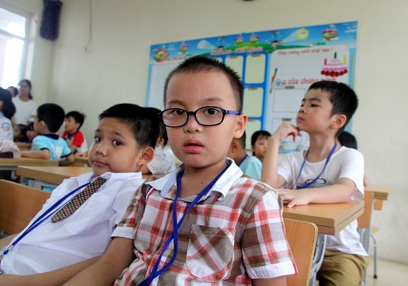 Số học sinh lớp 1 tăng đột biến nên phòng học của trường không đáp ứng đủ 10 buổi/ tuần cho tất cả học sinh. Cũng giống như những năm trước, năm học 2018-2019 này, học sinh sẽ học 9 buổi/ tuần để nhường chỗ cho những học sinh khác đi học.