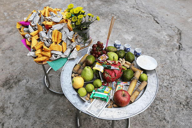 Mặc dù có nhiều điểm không hợp lý đối với khoa học hiện đại, quan niệm về "ma đói" và lễ cúng cô hồn được coi là một nét văn hóa mang tính nhân văn, giúp con người sống hướng thiện hơn. Dù vậy, những biểu hiện mê tín thái quá vào tháng cô hồn thì không nên được cổ súy. Ảnh: Barcode Magazine Vietnam.