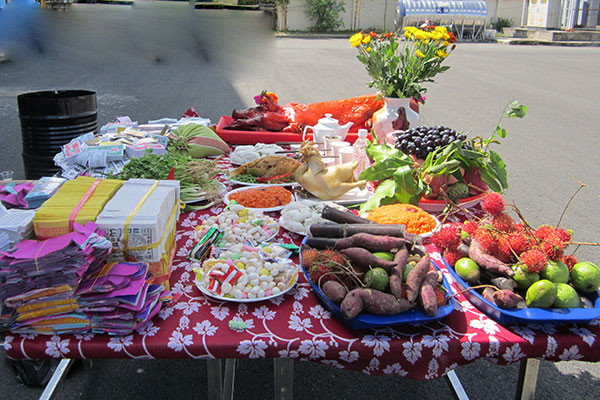 Vào tháng 7 Âm lịch, đặc biệt vào ngày Rằm tháng 7, những linh hồn từ dưới âm phủ, gồm cả ma đói - cô hồn sẽ phiêu dạt về dương thế. Để xoa dịu và làm yên lòng các thực thể này, người ta sẽ tổ chức lễ cúng cô hồn. Ảnh: Kênh Phụ Nữ.