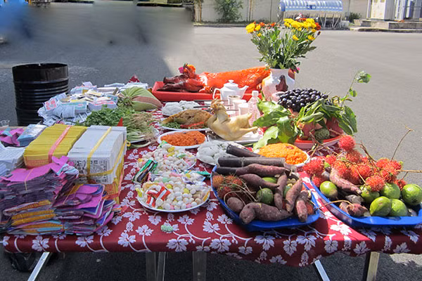 Vào tháng 7 Âm lịch, đặc biệt vào ngày Rằm tháng 7, những linh hồn từ dưới âm phủ, gồm cả ma đói - cô hồn sẽ phiêu dạt về dương thế. Để xoa dịu và làm yên lòng các thực thể này, người ta sẽ tổ chức lễ cúng cô hồn. Ảnh: Kênh Phụ Nữ.