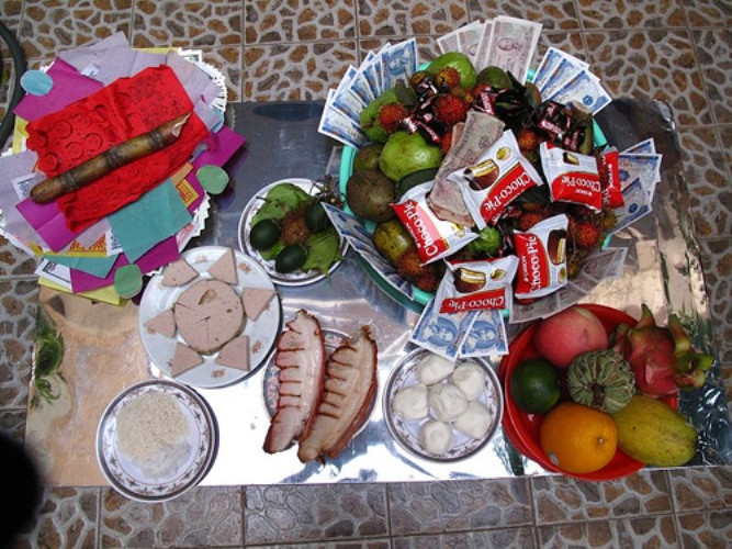 Với nhiều người Việt, tháng 7 Âm lịch còn được gọi là tháng 7 cô hồn. Vào tháng này "ma đói" xuất hiện rất nhiều, và vào ngày Rằm tháng 7 nhiều gia đình sẽ có mâm cỗ cúng dành cho loài ma này. Vậy ma đói là gì? Ảnh: Phunutoday.