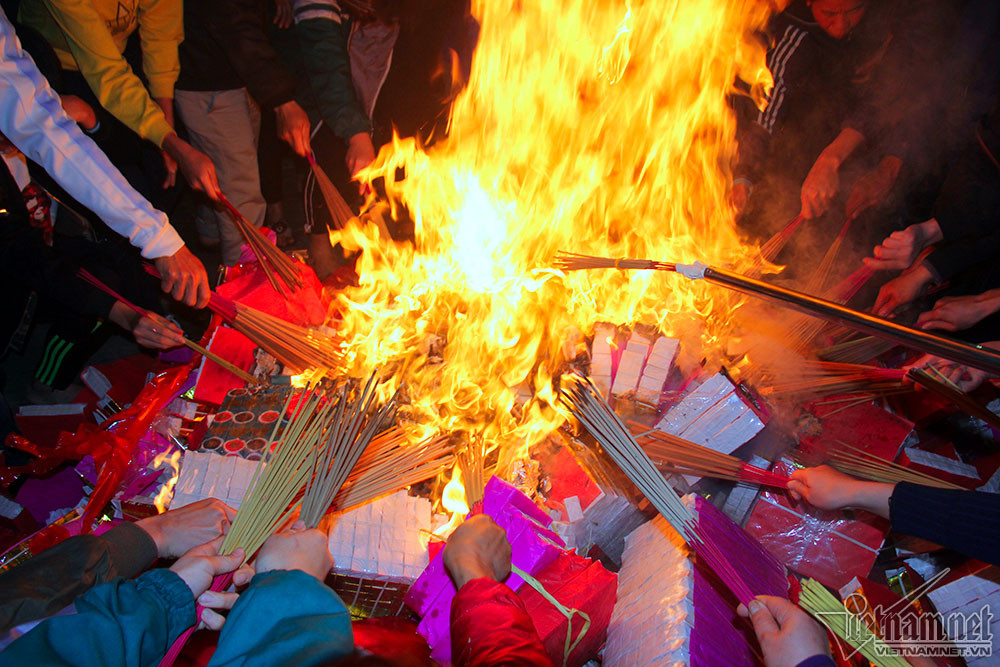 Ngoài ra khi đốt vàng mã hối lộ cho các loài ma quỷ, trẻ em sẽ bị cấm bước lên hoặc lại gần vùng đốt lửa vì lửa sẽ mở ra cánh cửa vào thế giới linh hồn, nếu chẳng may dẫm phải sẽ bị quỷ dữ lôi kéo, trêu ghẹo. Ảnh: Vietnamnet.