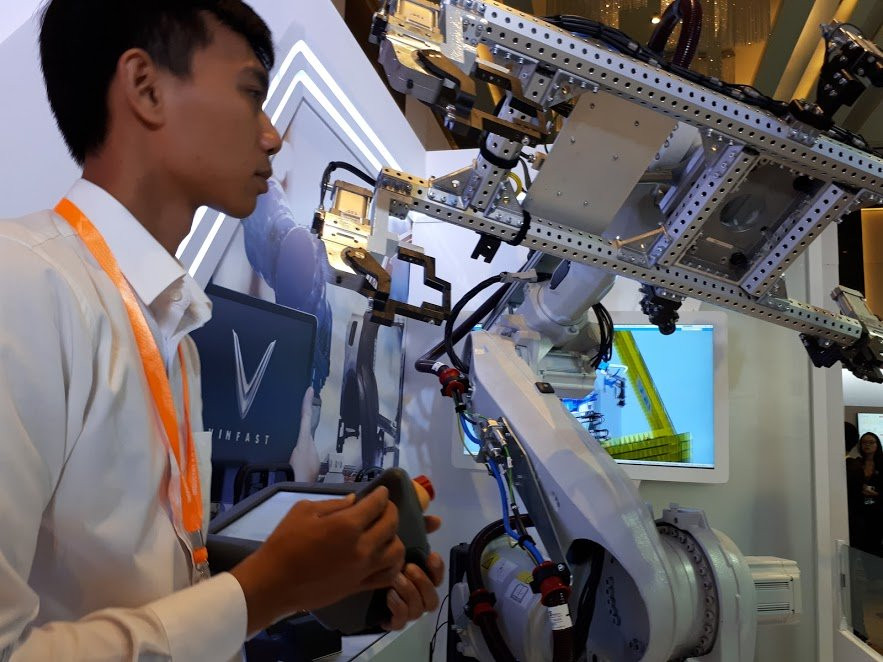 Xuong o to 1.200 robot, khong mot bong nguoi dau tien o Viet Nam