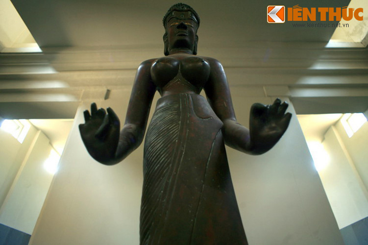  Bảo vật Chăm Pa này được đúc bằng đồng, cao 129,3cm, thể hiện hình ảnh người phụ nữ ngực trần, thân dưới được che bằng váy kiểu sa rông, toát lên một phong cách mỹ thuật rất phóng khoáng.