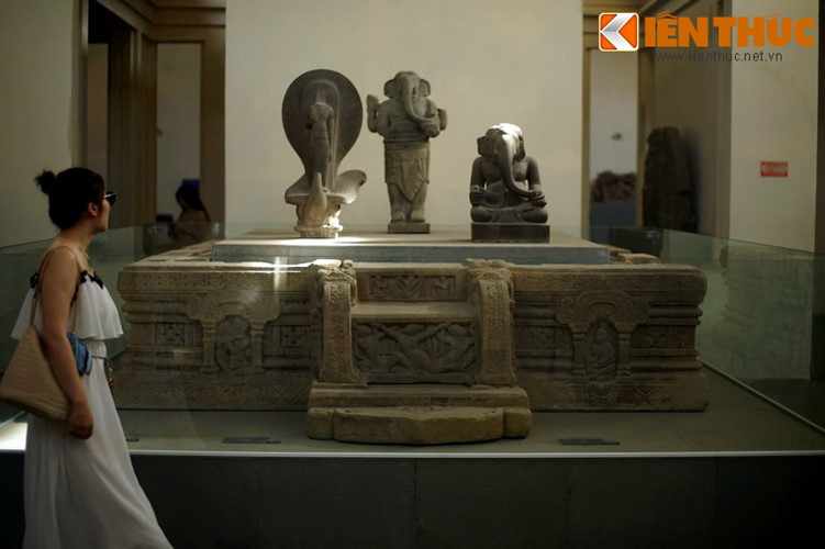 Bảo vật quốc gia thứ hai của Bảo tàng Điêu khắc Chăm Đà Nẵng là đài thờ Mỹ Sơn E1. Được phát hiện ở thánh địa Mỹ Sơn, đài thờ này có niên đại từ thế kỷ 12 - 13.