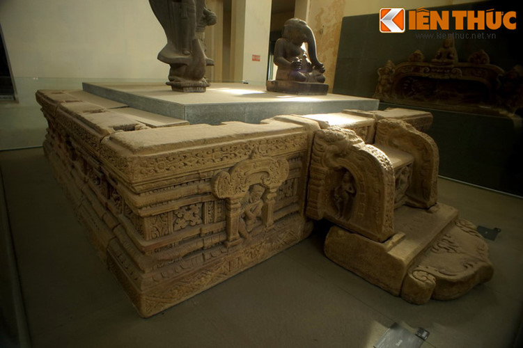 Về kết cấu, đài thờ Mỹ Sơn E1 gồm 12 khối đá sa thạch ghép thành hình vuông, cao 65 cm, dài 353 cm, rộng 271 cm. Cả bốn mặt đài thờ được trang trí tinh xảo với các mô típ đặc trưng của văn hóa Chăm Pa.