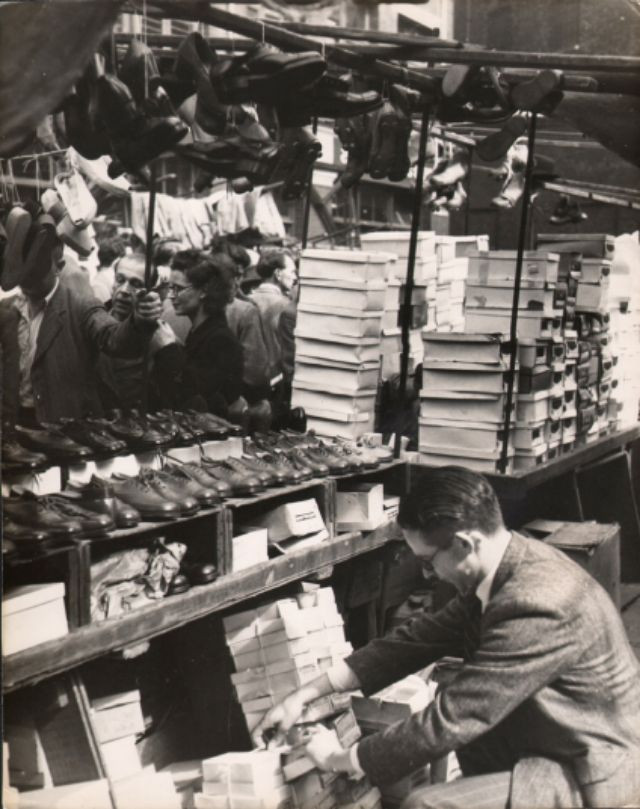 Cửa hàng giày trên đường Portobello ở phía Tây London. Ảnh: Ernst Haas.