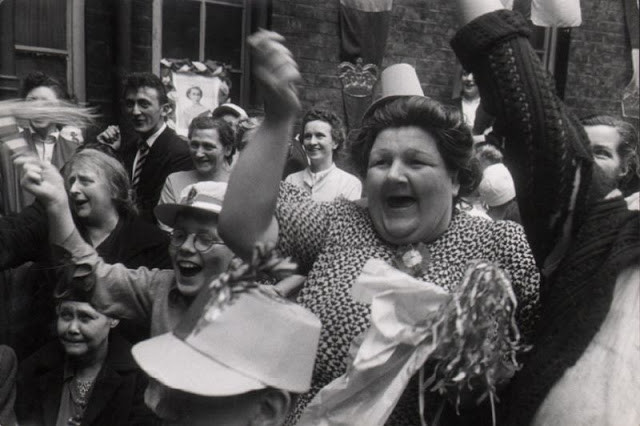 Người dân London hân hoan trong lễ hội năm 1951. Ảnh: Ernst Haas.