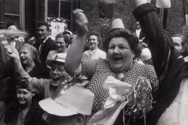 Người dân London hân hoan trong lễ hội năm 1951. Ảnh: Ernst Haas.