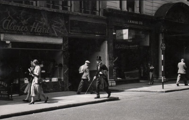 Trên một tuyến phố thương mại ở khu Mayfair, nơi tập trung giới thượng lưu London. Ảnh: Ernst Haas.