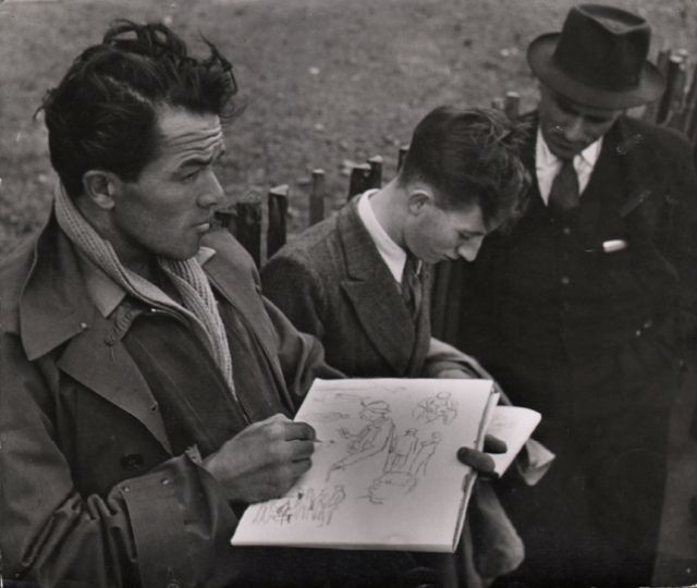 Chàng trai và cuốn số ký họa cảnh sinh hoạt đời thường, 1949. Ảnh: Ernst Haas.