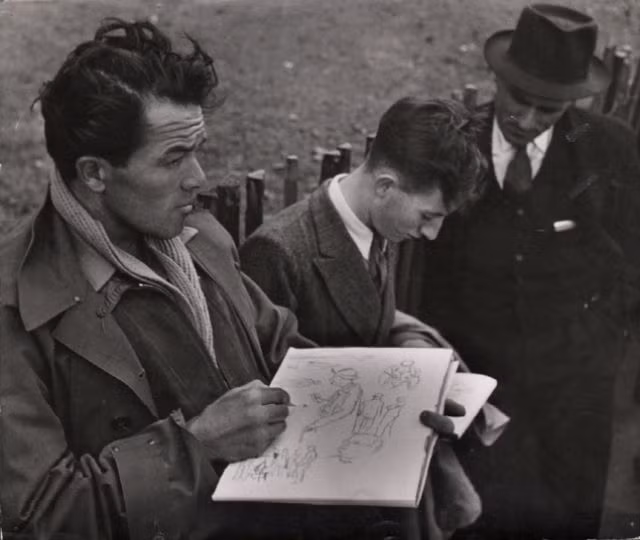 Chàng trai và cuốn số ký họa cảnh sinh hoạt đời thường, 1949. Ảnh: Ernst Haas.