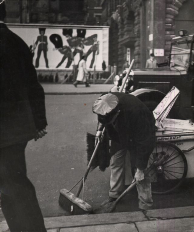 Công nhân vệ sinh quét dọn đường phố. Ảnh: Ernst Haas.