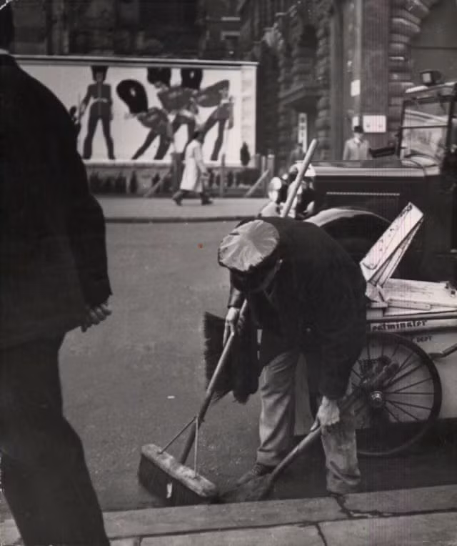 Công nhân vệ sinh quét dọn đường phố. Ảnh: Ernst Haas.