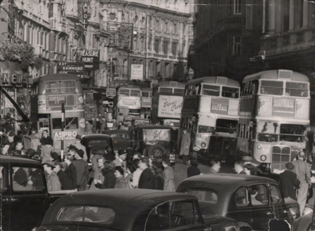 Đại lộ Shaftsbury nhộn nhịp vào giờ cao điểm. Ảnh: Ernst Haas.