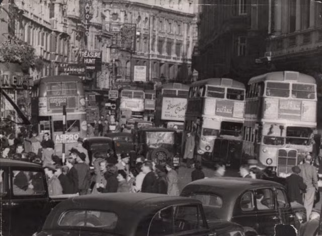 Đại lộ Shaftsbury nhộn nhịp vào giờ cao điểm. Ảnh: Ernst Haas.
