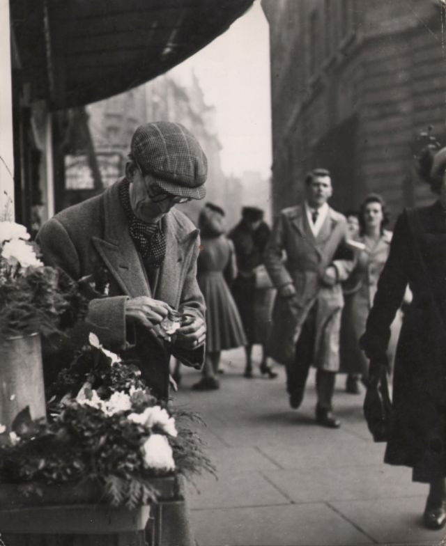 Cửa hàng hoa trên vỉa hè London. Ảnh: Ernst Haas.